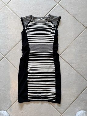 Trendy monochromatic Bodycon Designer Workwear staple Karen Millen 4 sleeveless